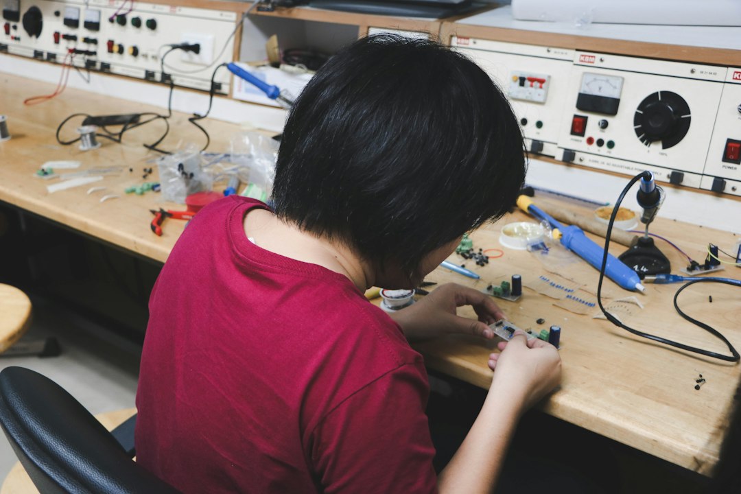Circuit Breaker Labs 的 AI 安全测试概念图，展示虚拟化身与 AI 交互