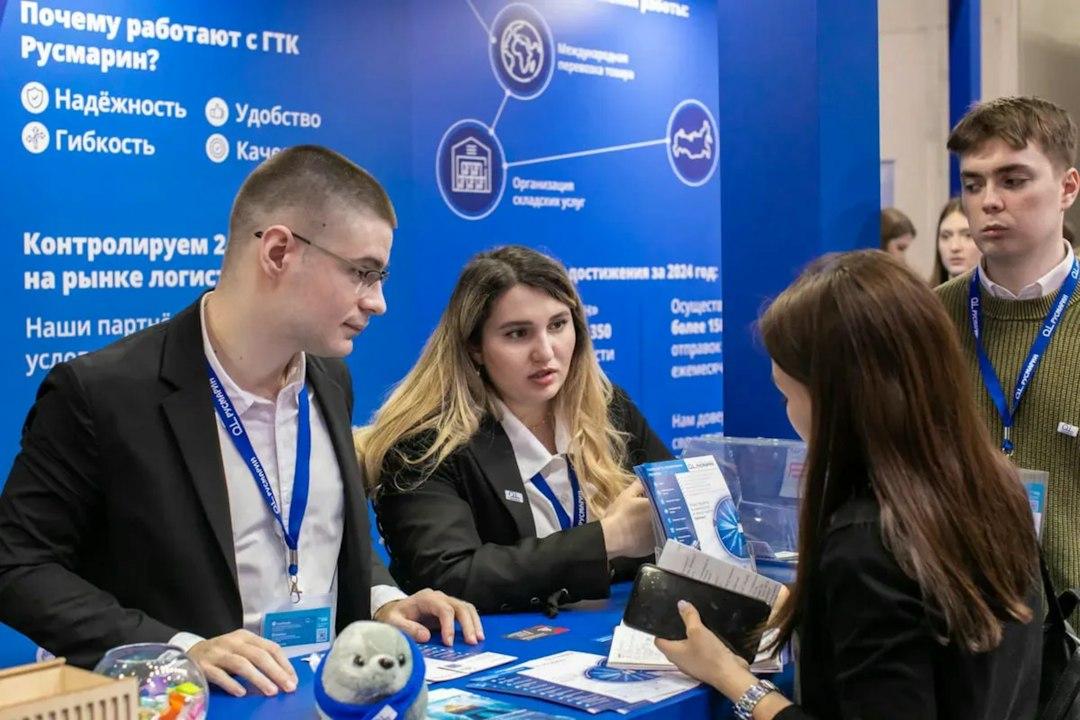 AI agents connecting with enterprise data and knowledge graph visualization