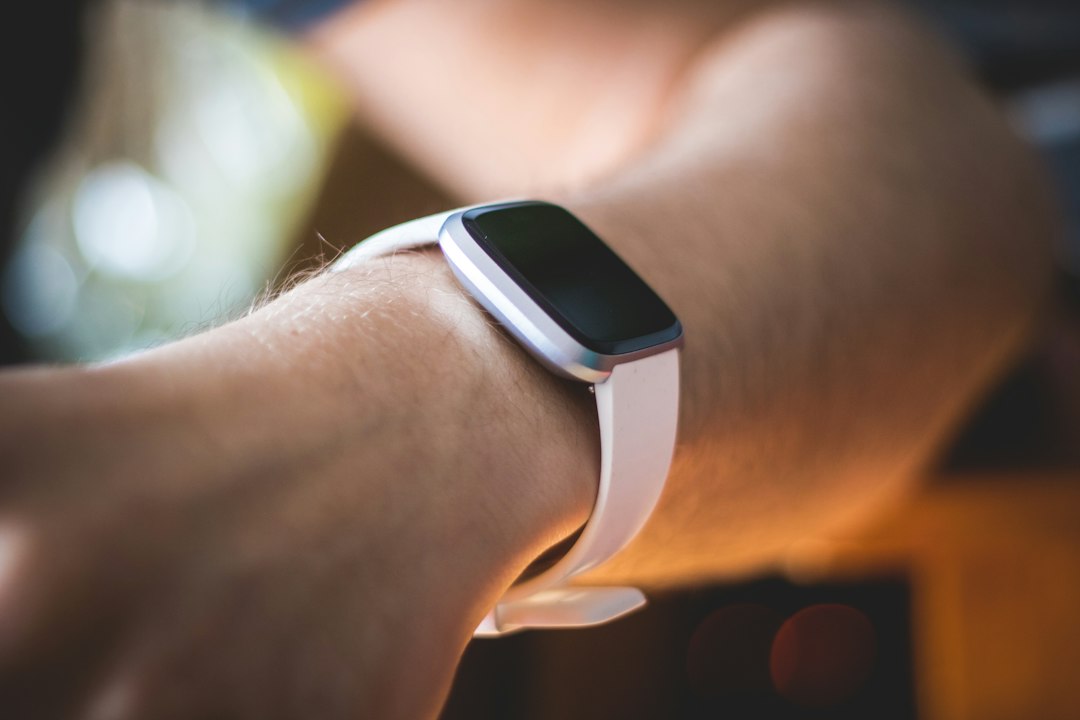 Fitbit Edge 智能手表概念图，展示其AMOLED屏幕和高端设计
