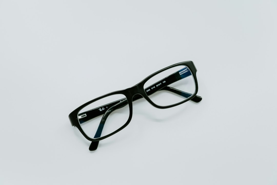 Ray-Ban Meta Audio 智能眼镜佩戴示意图