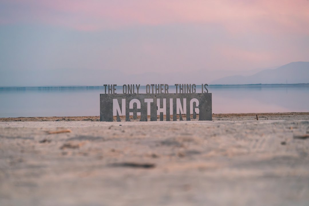 Nothing Headphone A 白色版本与 Charli XCX 专辑 CD 摆放在一起
