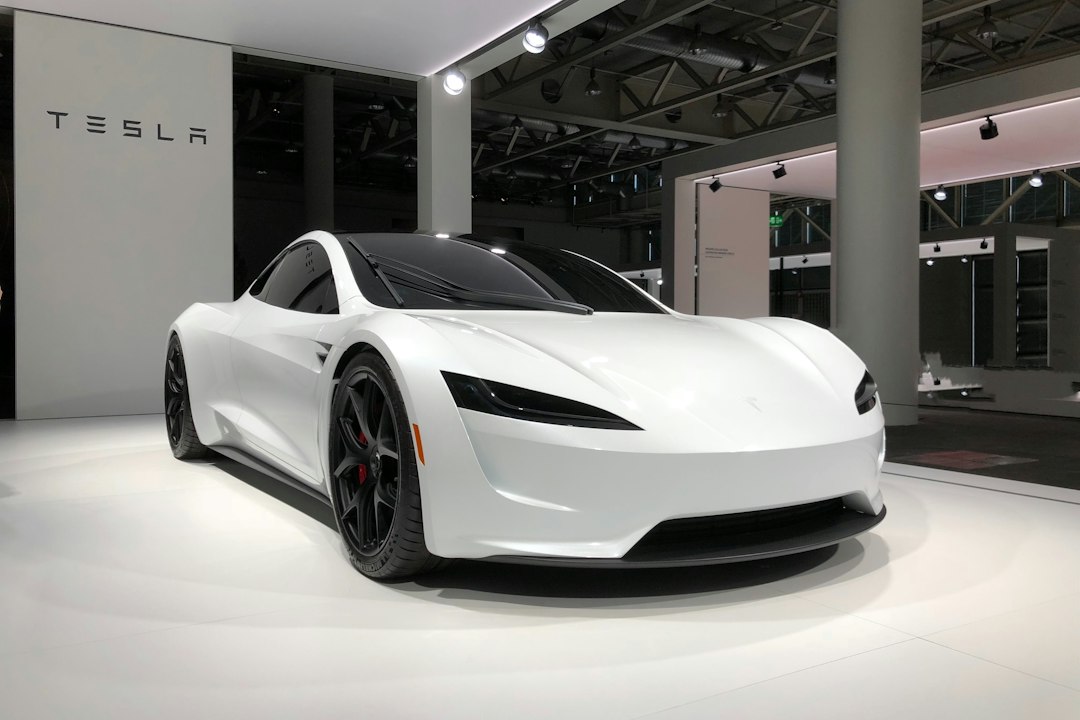 特斯拉下一代 Roadster 在德克萨斯州演示飞行与极速驾驶
