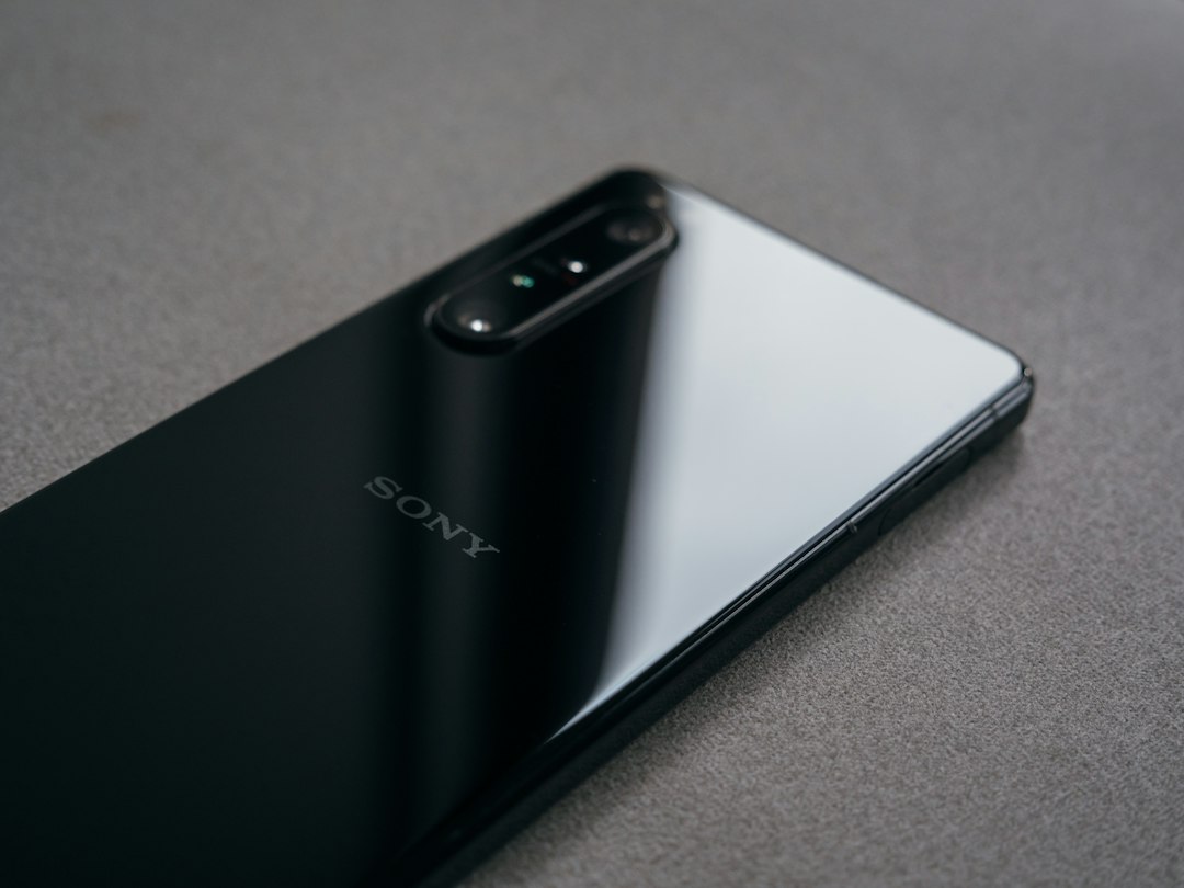 索尼 Xperia 10 VI 手机正面特写，展示其简洁的设计和最新的 Android 系统界面
