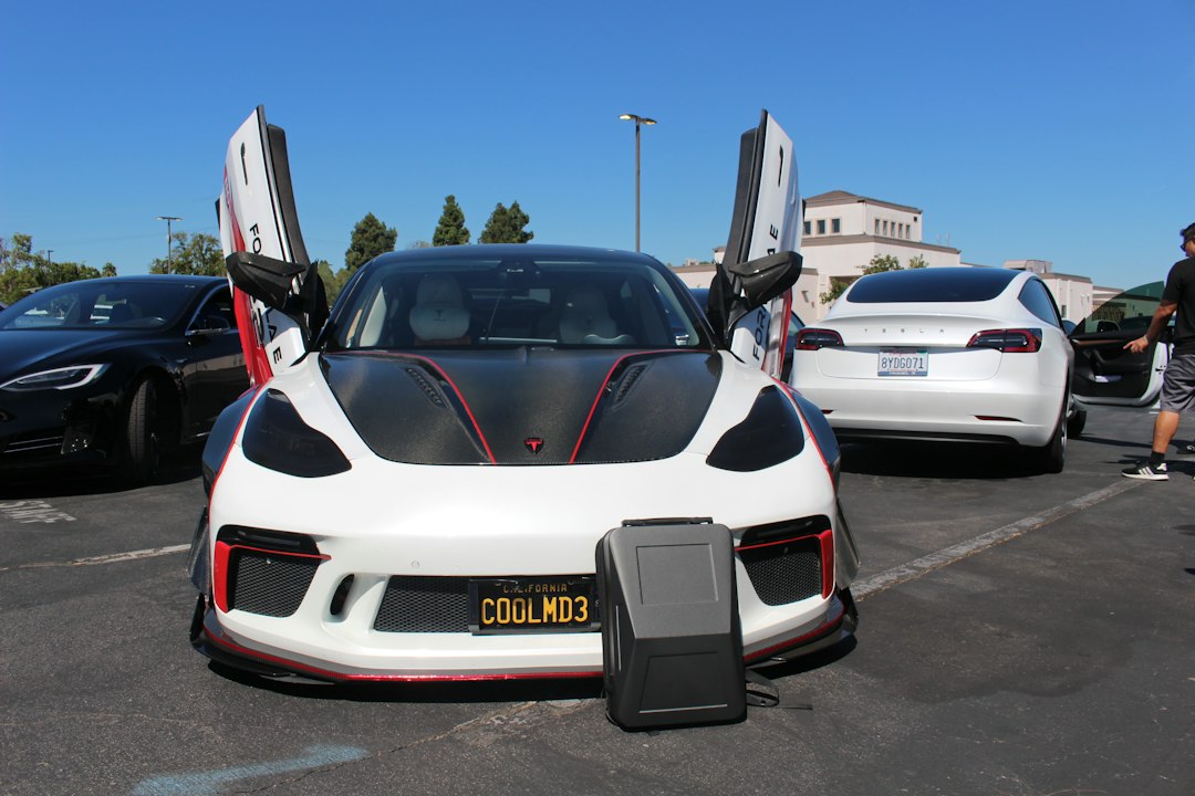 特斯拉 Roadster 在多层坡道上垂直起飞并空中踢翻排车的特技演示现场