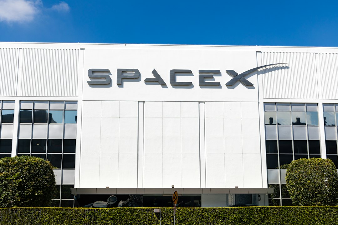 SpaceX 首席执行官埃隆·马斯克在发布会上展示超级智能技术示意图