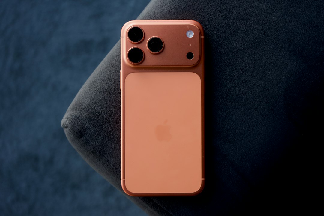 iPhone Duo 双屏手机概念图展示其独特的双屏交互界面