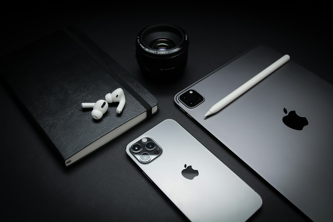 Apple 发布的 iOS 27.2 更新界面展示，显示 iPhone Duo 支持绘图工具栏