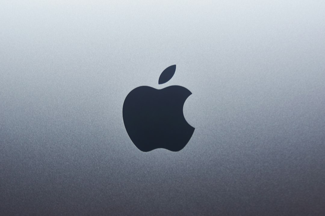 苹果全配置触控屏 MacBook Pro 侧面特写