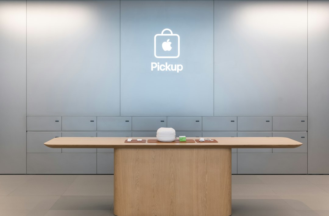 苹果全新触控条 MacBook Pro 产品渲染图
