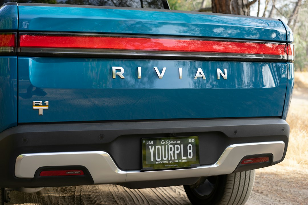 Rivian R2 电动汽车在公路上行驶