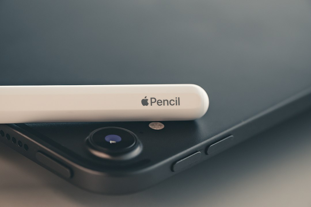 使用 Apple Pencil 在折叠屏手机上进行笔记记录