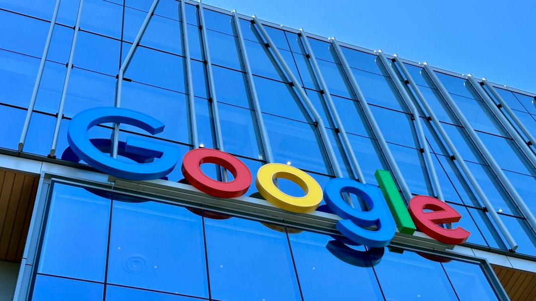 Google 首颗搭载 TPU 的太空数据中心卫星示意图