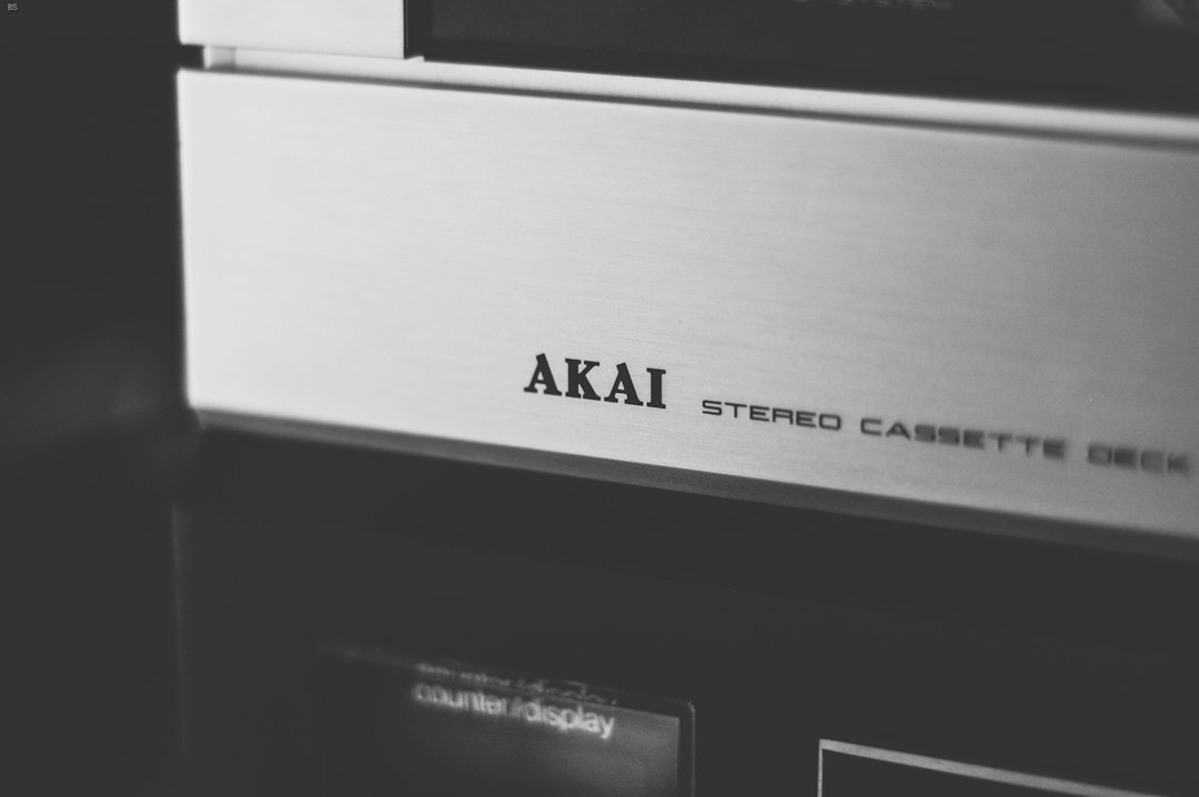 Akai MPC Sample Key 独家渲染图,展示其紧凑设计与触控屏界面